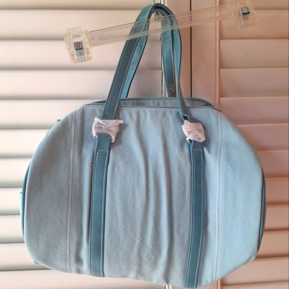 Brand New Estee Lauder Light Blue Cosmetic Bag Set